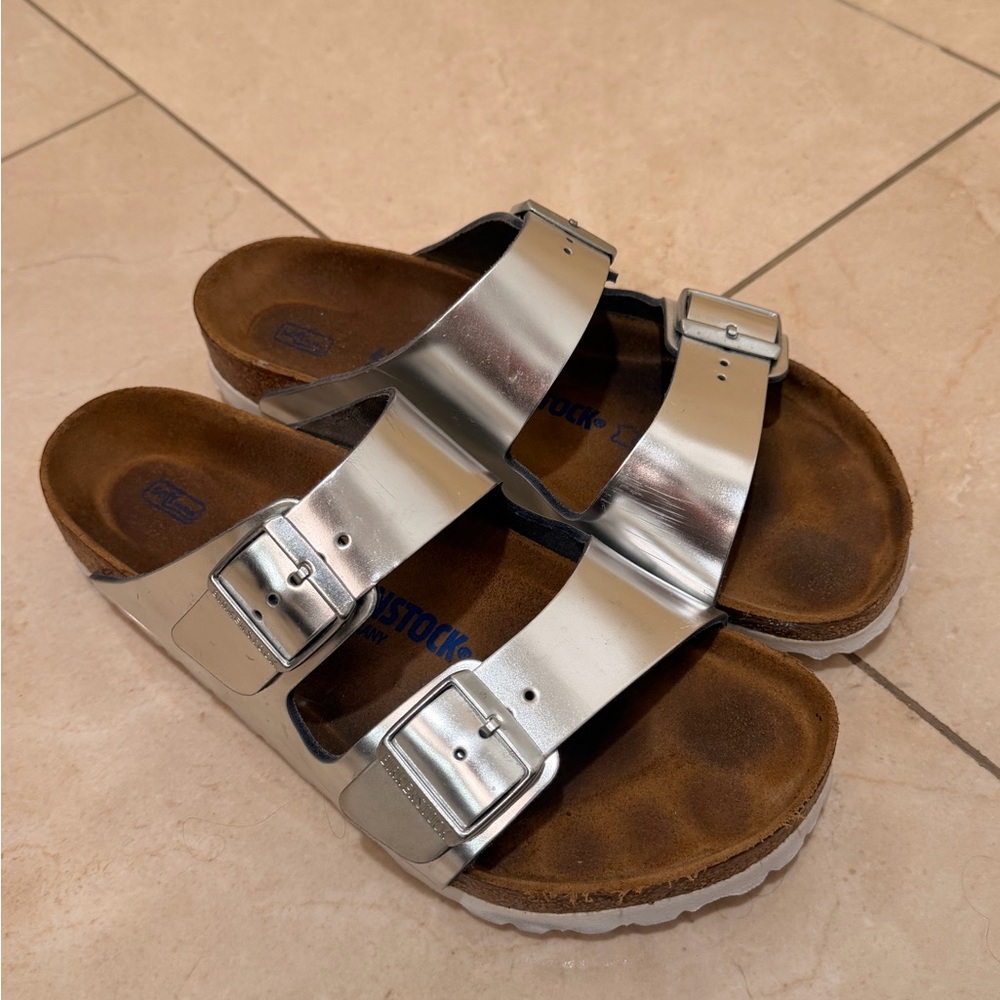 Arizona Soft Footbed birkenstocks in metallic silver size 40 - Picture 9 of 11